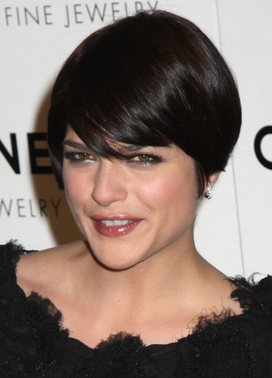 Selma Blair | Short rounded haircut with sides that fall over the ears