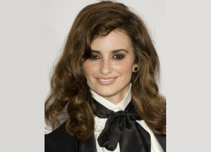 Penelope Cruz wearing her hair long with curls