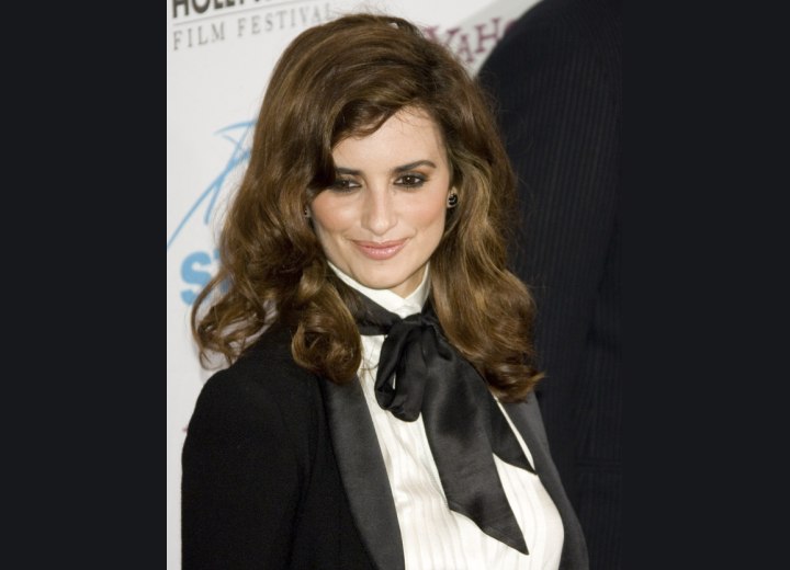 Penélope Cruz - Long curly hairstyle