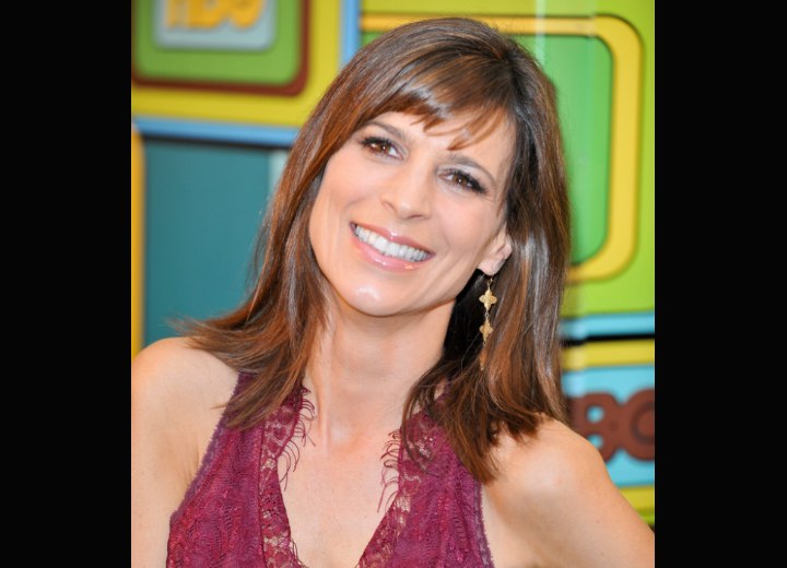 Simple medium-length hairstyle - Perrey Reeves