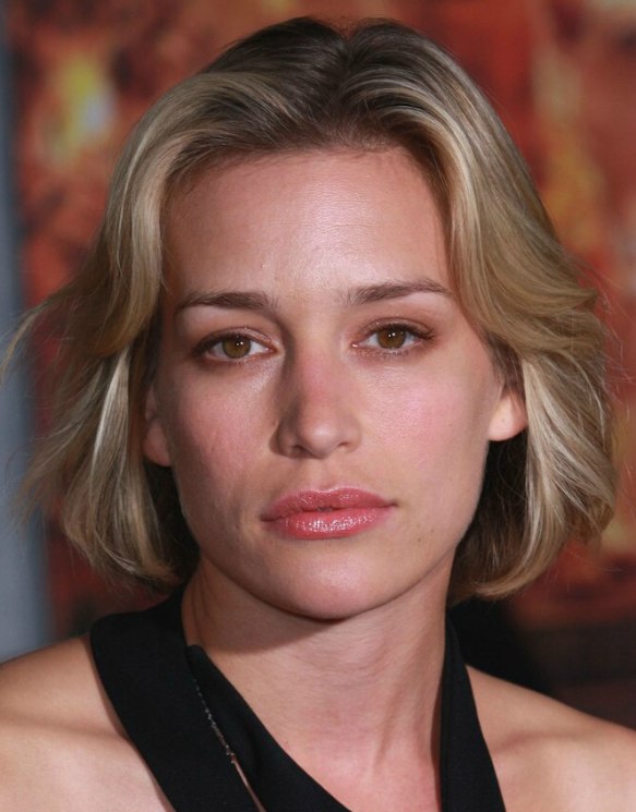Piper Perabo with her hair in a chin length bob with a 