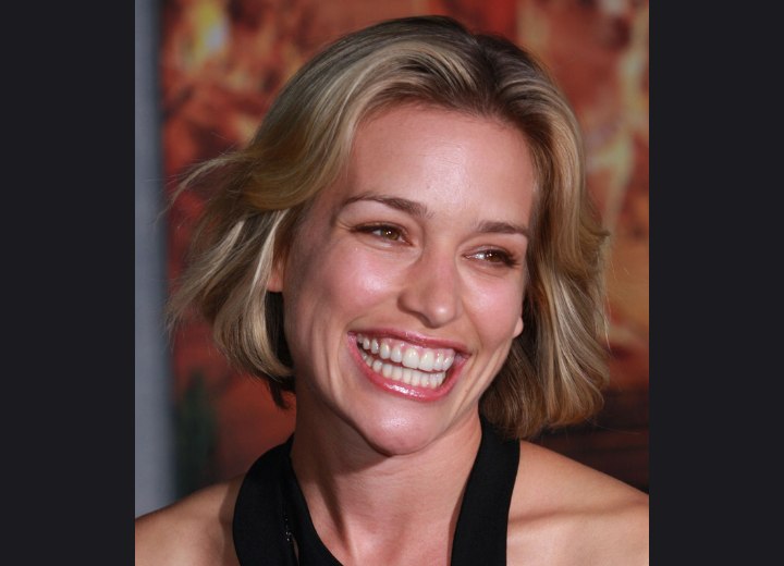 Short chin-length hairstyle - Piper Perabo
