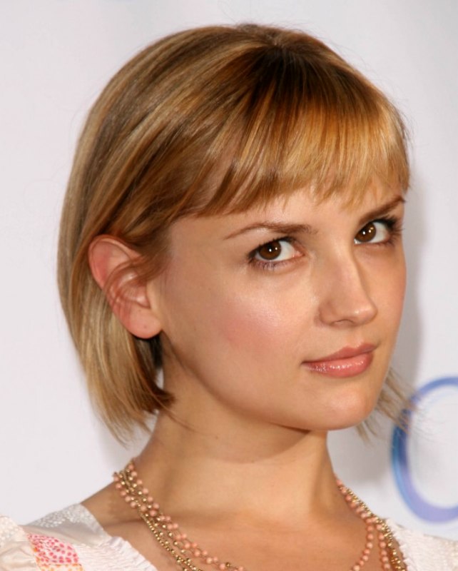 Rachael Leigh Cook  New bob haircut with a shorter back 