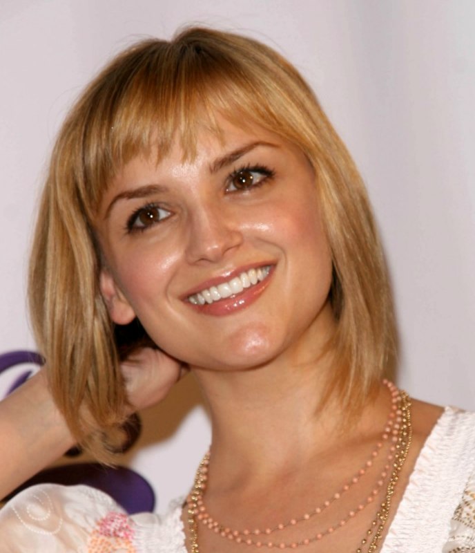 Rachael Leigh Cook  New bob haircut with a shorter back 