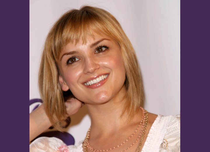 Rachael Leigh Cook with a new and shorter hairstyle