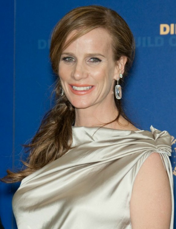 Rachel Griffiths wearing her long hair over the shoulder 