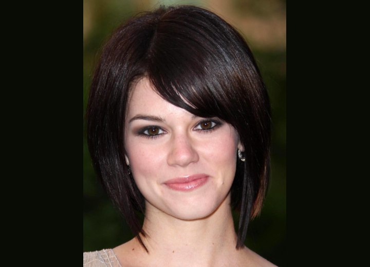 Neck-length hairstyle with a longer front - Rachel Melvin