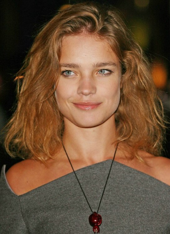 Natalia Vodianova wearing shoulder length reddish brown hairr