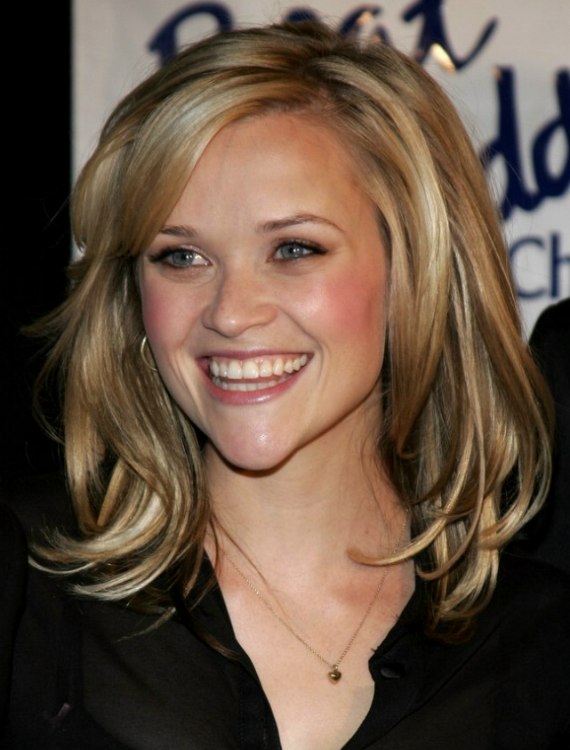 Reese Witherspoon with shoulder length hair and wearing a 