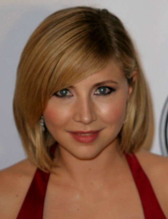 Sarah Chalke's medium long bob with layering for a rounded 