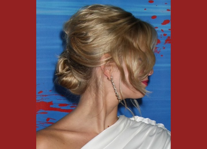 Sara Paxton with her hair in a 1920s updo