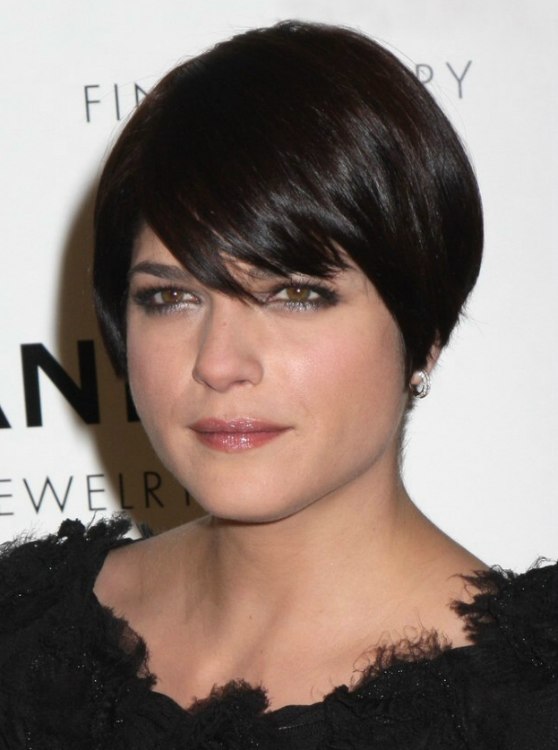 Selma Blair  Short rounded haircut with sides that fall 