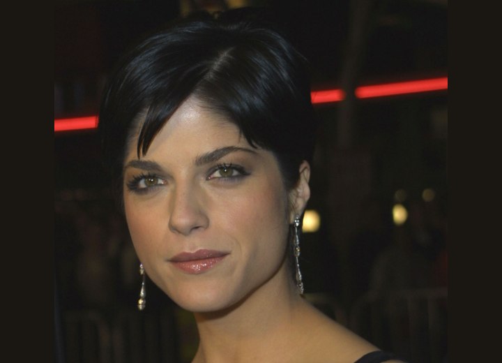 Smooth style for short hair - Selma Blair