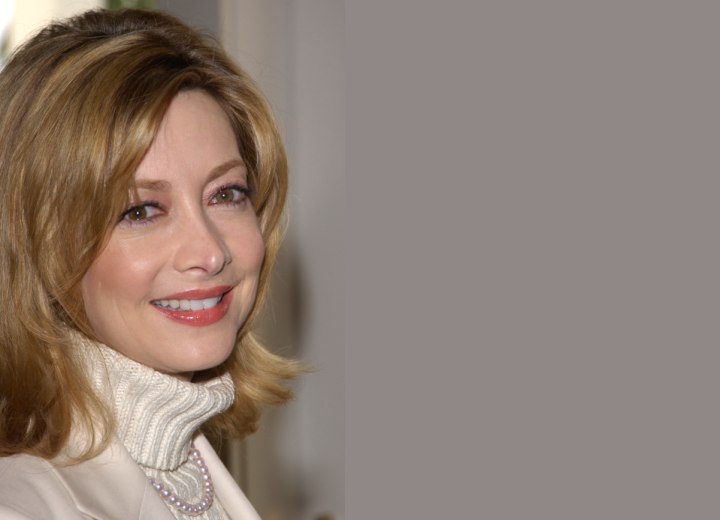 Hairstyle for middle-aged women - Sharon Lawrence