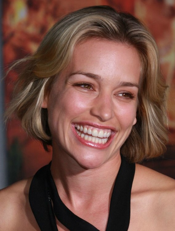 Piper Perabo with her hair in a chin length bob with a 