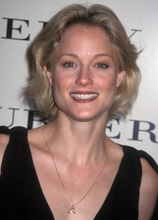 Teri Polo sporting a short out of the face hairstyle