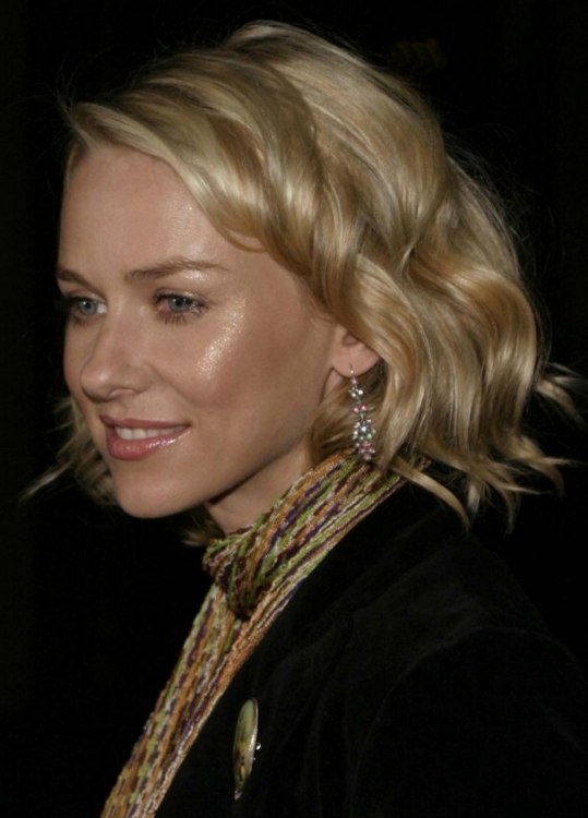 Naomi Watts wearing her hair in a shoulder length bob with 