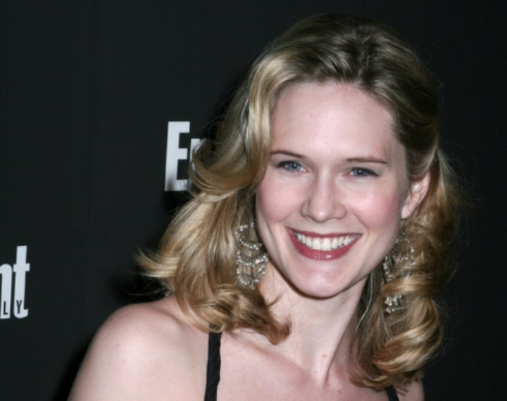 Simple long hairstyle with random curls - Stephanie March