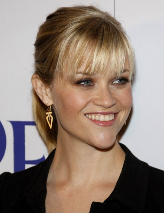 Reese Witherspoon's young and fresh ponytail with straight 