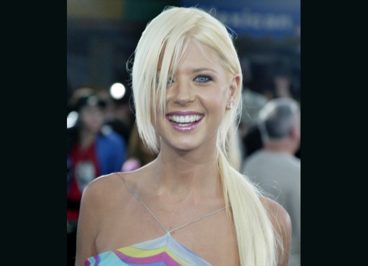 Tara Reid wearing her ponytail in front of her shoulders