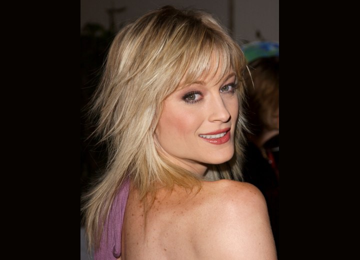 Side view of Teri Polo's haircut