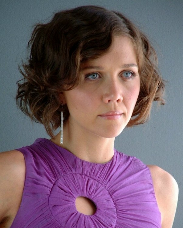 Maggie Gyllenhaal's short 1920s hairstyle with finger waves