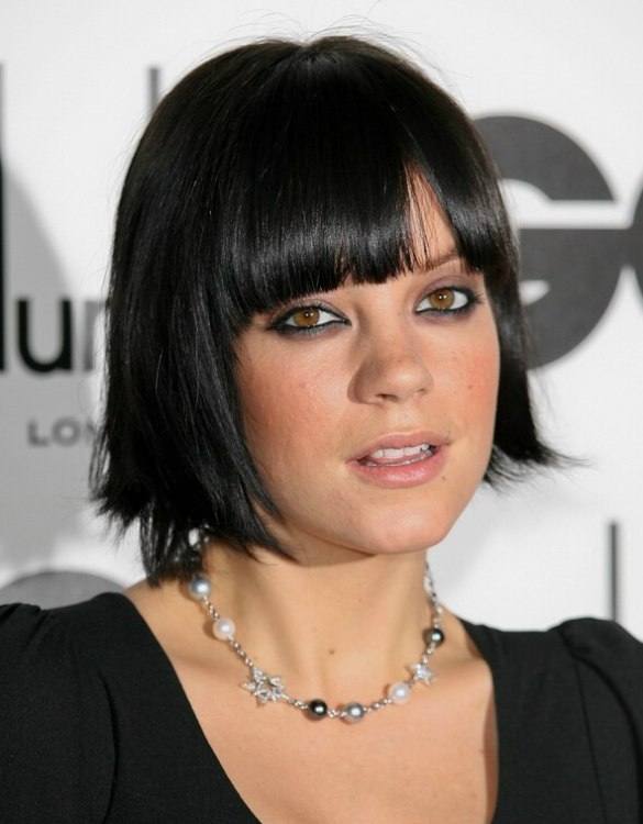 Lily Allen's hair cut into a bob that is bowed around her chin