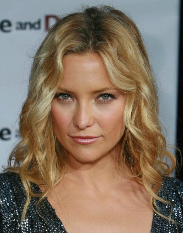 Kate Hudson's hair with natural looking waves and spirals