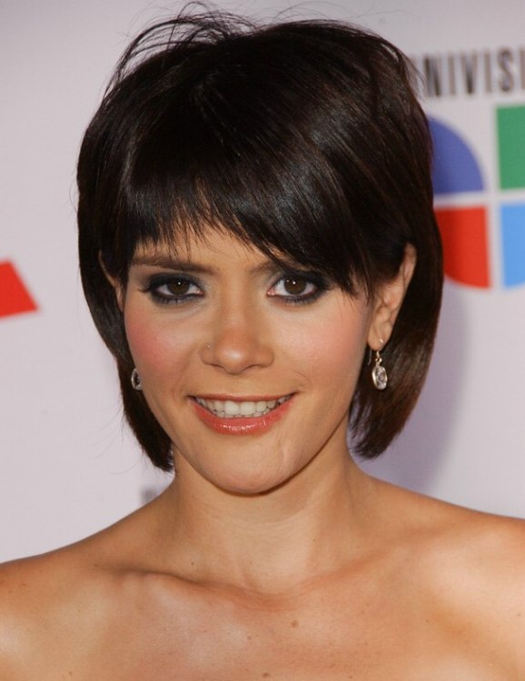 Kany Garcia's easy bob hairstyle with slithered choppy bangs