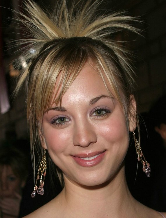 Kaley Cuoco wearing her hair in a high ponytail with spays 