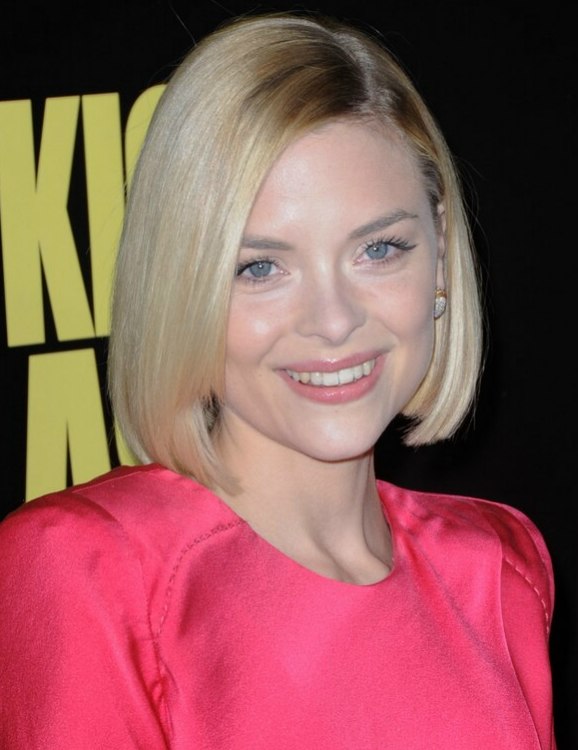 Jaime King's easy bob haircut with her hair halfway upon 