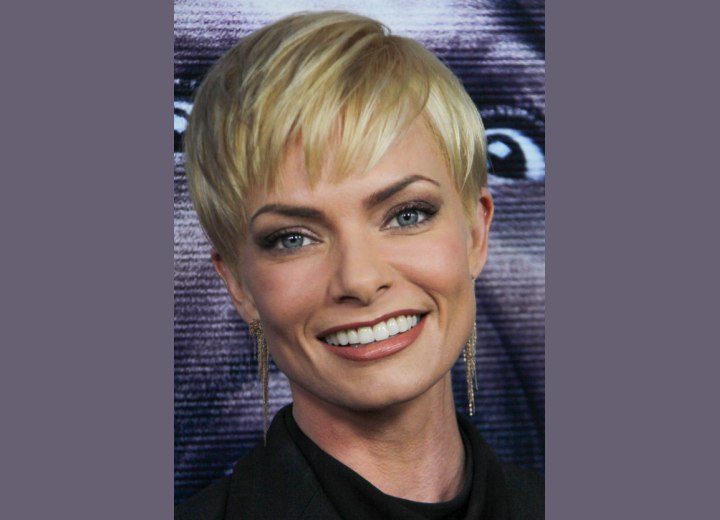 Jaime Pressly wearing her hair in a pixie