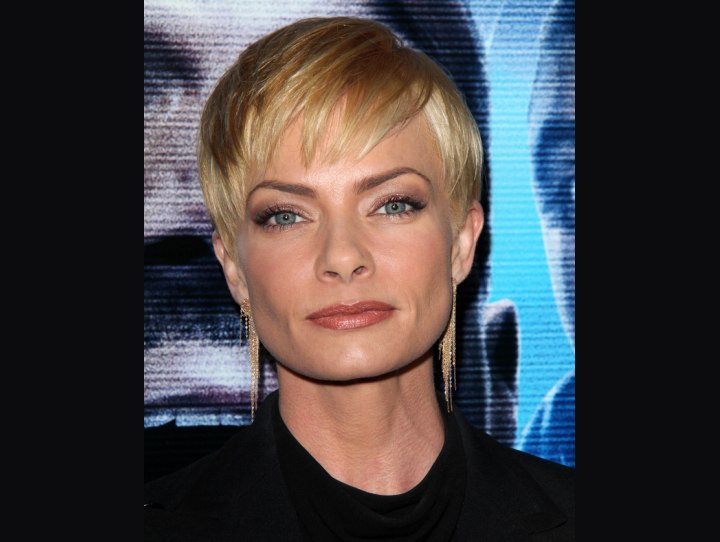 Blonde pixie hairstyle - Jaime Pressly