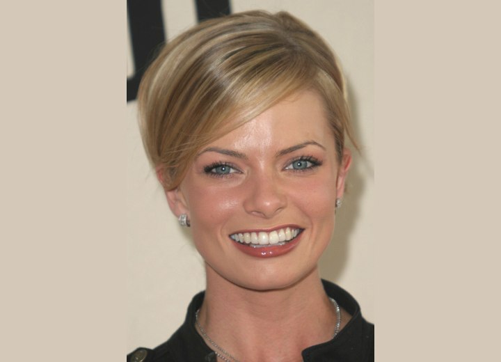 Jaime Pressly's hair with highlights