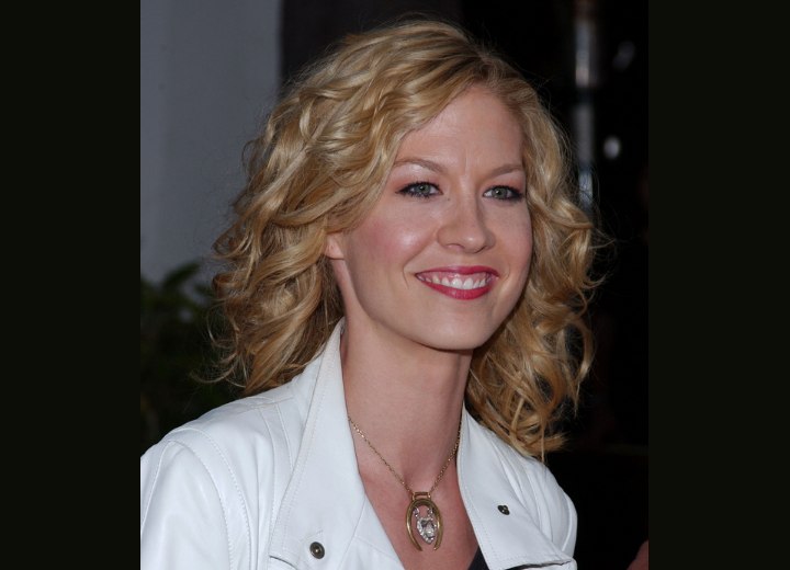 Jenna Elfman's hair with ruffled curls