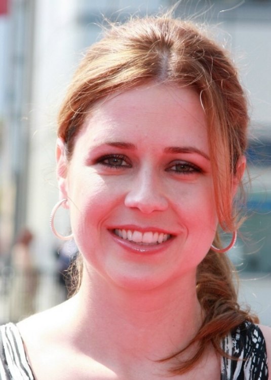 Jenna Fischer's hair secured in a ponytail that flips 