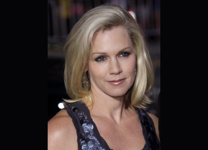 Jennie Garth's hair and oval face shape