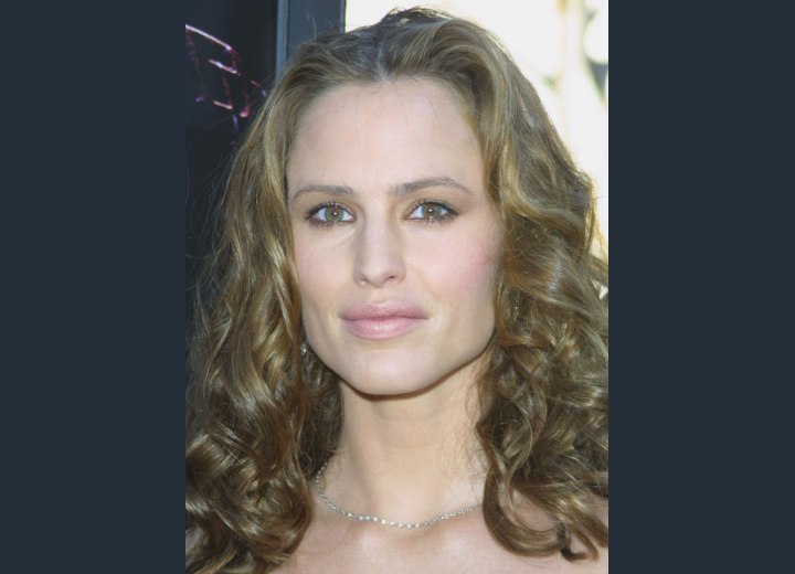 Jennifer Garner with her hair in spiral curls