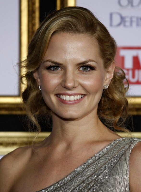 Jennifer Morrison's hairstyle with curls and a wave in the 