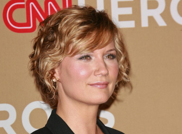 Side view of Jennifer Nettles short curly hair