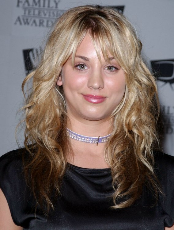 Kaley Cuoco with curls and hair tones done with shading
