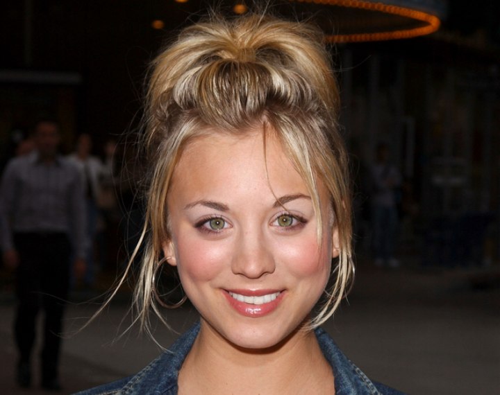 Quick and sporty look for hair - Kaley Cuoco