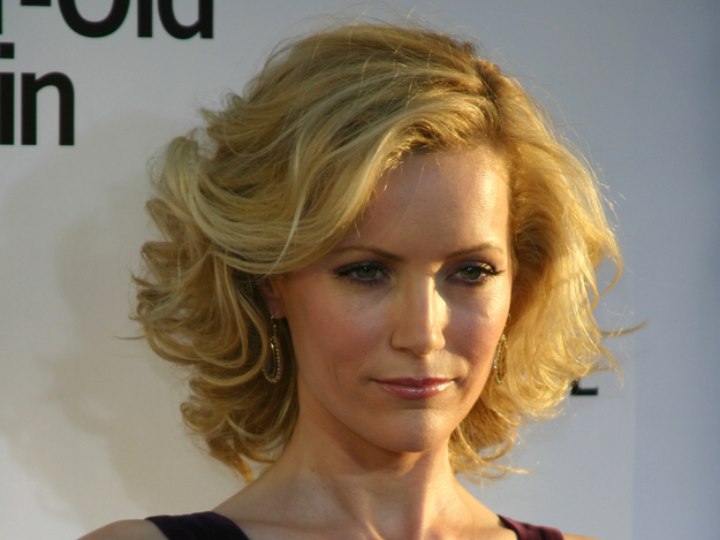 Leslie Mann's medium length curly hairstyle