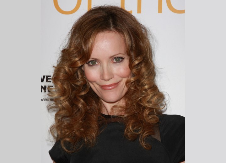 Leslie Mann with long spiraled hair