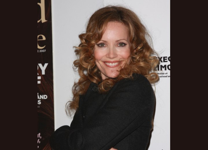 Long hair with spiraling curls - Leslie Mann