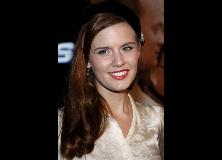 Retro hairstyle with a beret - Maggie Grace