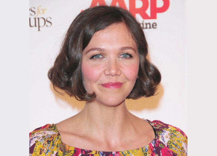 Maggie Gyllenhaal - Short vintage hair with curls and waves