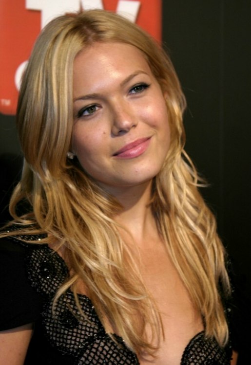 Mandy Moore's long blonde hair with golden slices