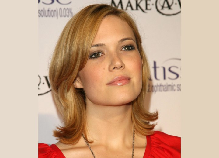 Mandy Moore - Simple mid length hairstyle with side bangs