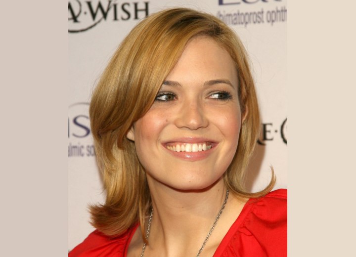 Mandy Moore's youthful look with medium-length layered hair